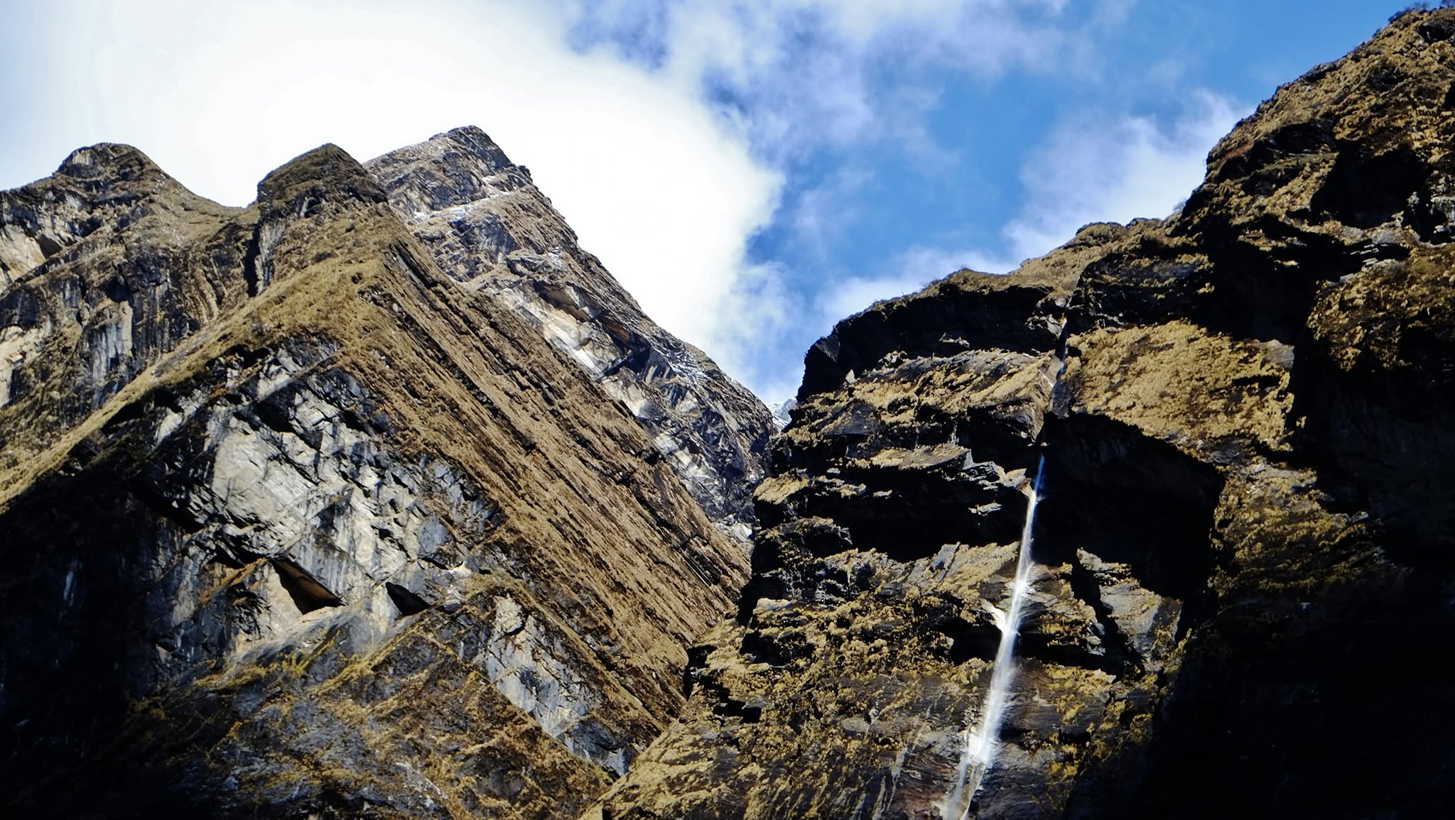 Mountain scenery on the 14-day trek through the Annapurna Circuit, Nepal