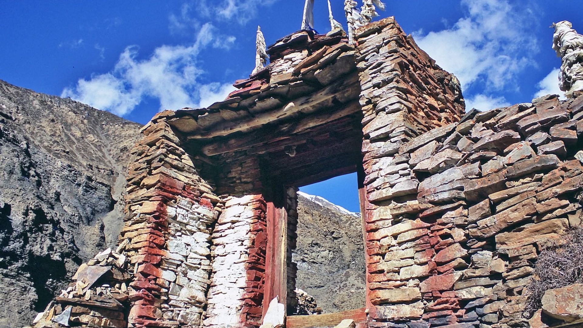 Entrance to the village of Phu